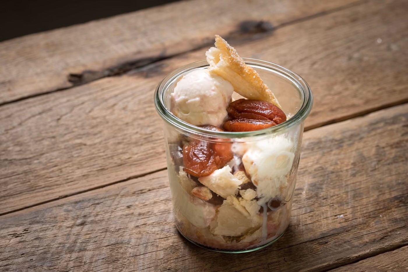 Eiskreation im Weckglas mit eingelegten Aprikosen und Blätterteig